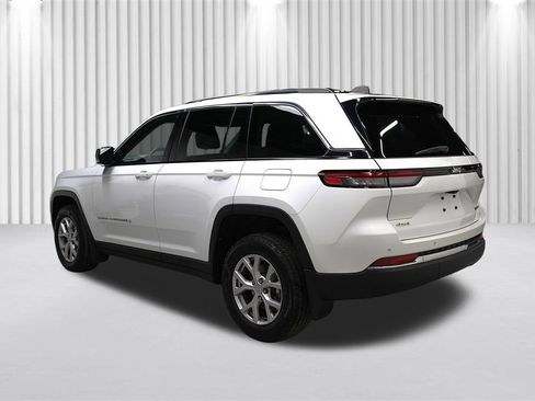 Used 2022 Jeep Grand Cherokee Limited w/ MOPAR Finishing Package AWD/4WD image 5