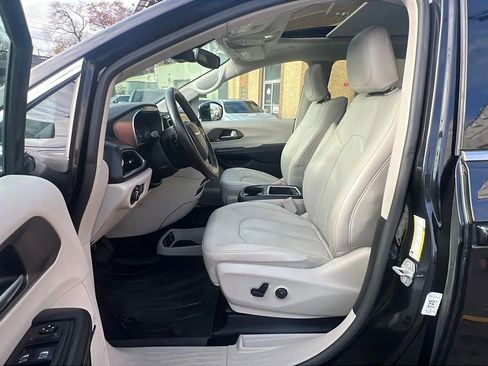 Used 2019 Chrysler Pacifica Touring-L Plus image 29