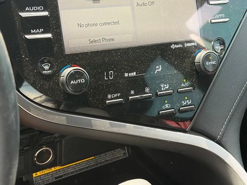 Used 2020 Toyota Camry SE w/ Sunroof Package FWD image 10