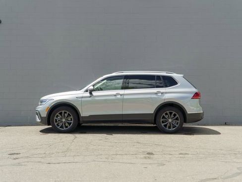 Used 2023 Volkswagen Tiguan SE w/ Panoramic Sunroof Package AWD/4WD image 2