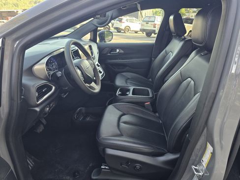 Used 2025 Chrysler Pacifica Select FWD image 12
