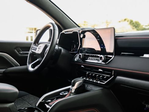 Used 2024 Chevrolet Colorado Z71 w/ Z71 Convenience Package 2 image 45