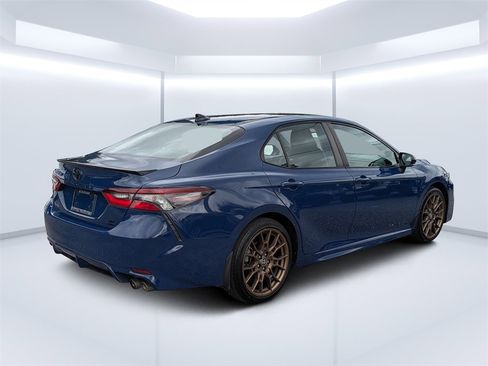 Used 2023 Toyota Camry SE image 3