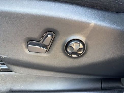 Used 2025 Chrysler Pacifica Select image 20