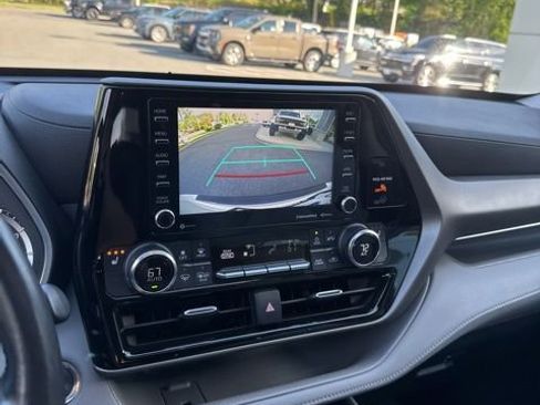 Used 2022 Toyota Highlander XLE AWD/4WD image 31