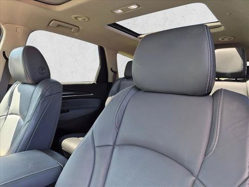 Used 2018 Buick Enclave Premium w/ Experience Buick Package FWD image 5