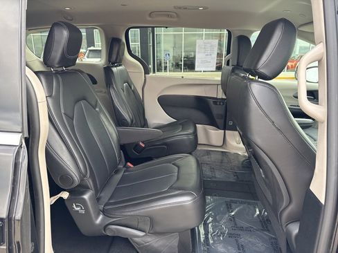 Certified 2024 Chrysler Pacifica Touring-L image 29