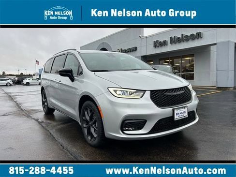 New 2026 Chrysler Pacifica Limited w/ S Appearance Package AWD/4WD image 1