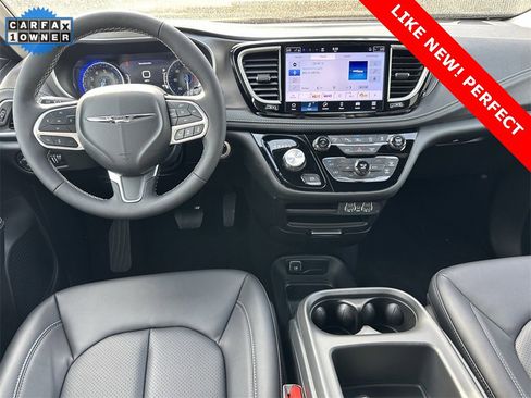 Used 2025 Chrysler Pacifica Select image 4