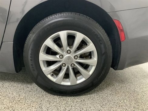 Used 2018 Chrysler Pacifica Touring-L image 10