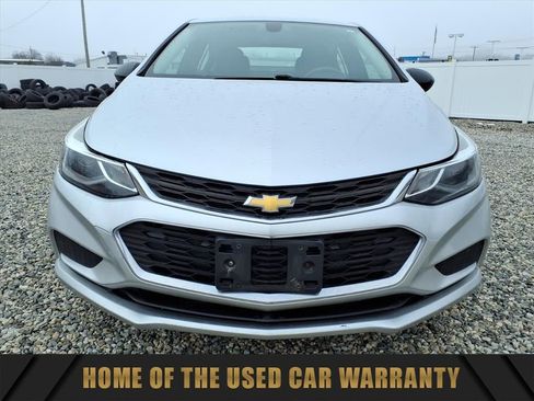 Used 2017 Chevrolet Cruze LT image 2