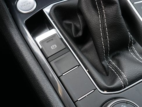 Used 2024 Volkswagen Tiguan SE image 32