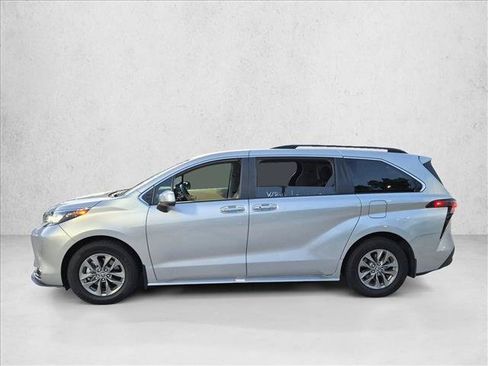 Used 2024 Toyota Sienna XLE FWD image 8