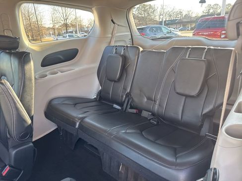Used 2023 Chrysler Pacifica Touring-L image 27