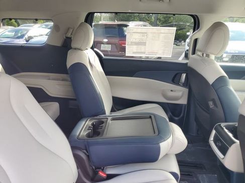 New 2026 Kia Carnival EX FWD image 31