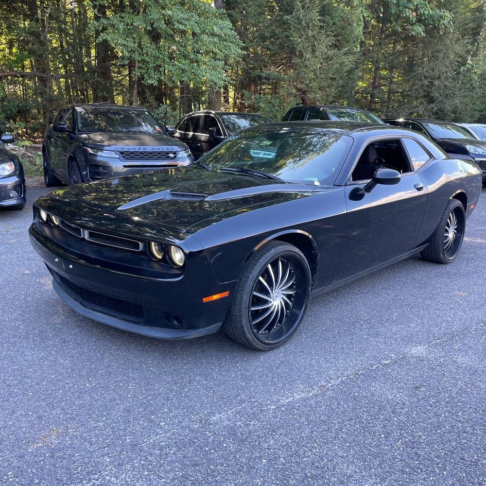 Used 2016 Dodge Challenger SXT RWD image 2