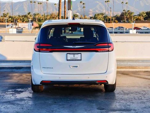 Certified 2024 Chrysler Pacifica Touring-L image 8
