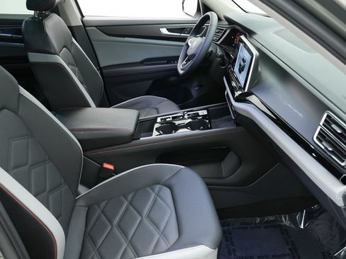 Used 2024 Volkswagen Atlas Peak Edition SE AWD/4WD image 21