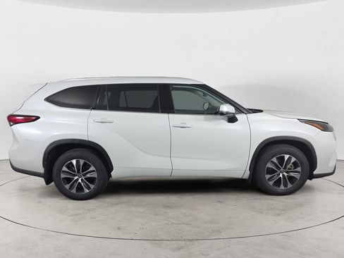 Used 2022 Toyota Highlander XLE AWD/4WD image 4