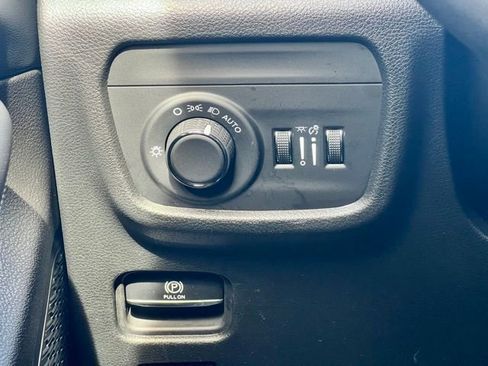 Used 2025 Jeep Grand Cherokee Altitude image 27