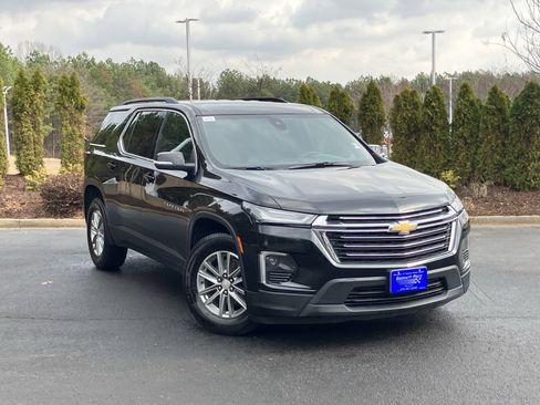 Used 2023 Chevrolet Traverse LT image 2