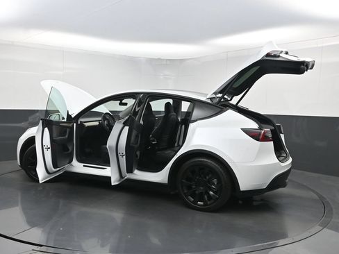 Used 2023 Tesla Model Y Long Range AWD/4WD image 36