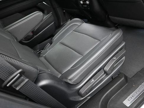 Used 2023 GMC Yukon Denali RWD image 31
