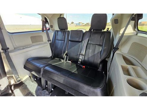 Used 2015 Chrysler Town & Country Touring image 22