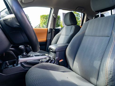 Used 2018 Toyota Tacoma SR5 AWD/4WD image 14