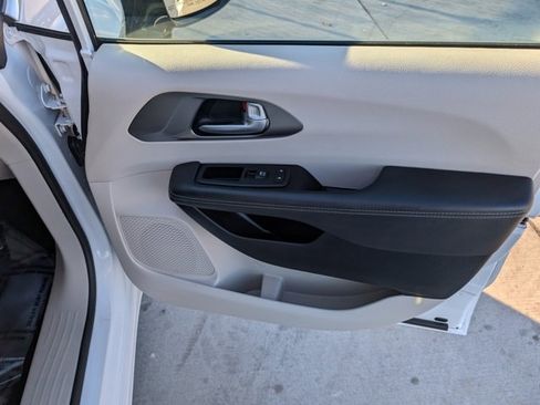 Used 2024 Chrysler Pacifica Touring-L image 29