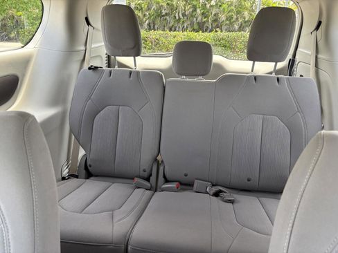 Used 2021 Chrysler Voyager LX image 8