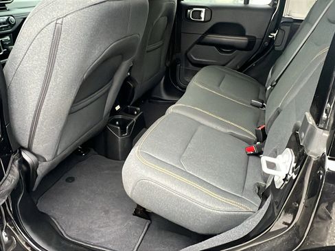 Used 2025 Jeep Wrangler Sahara image 23