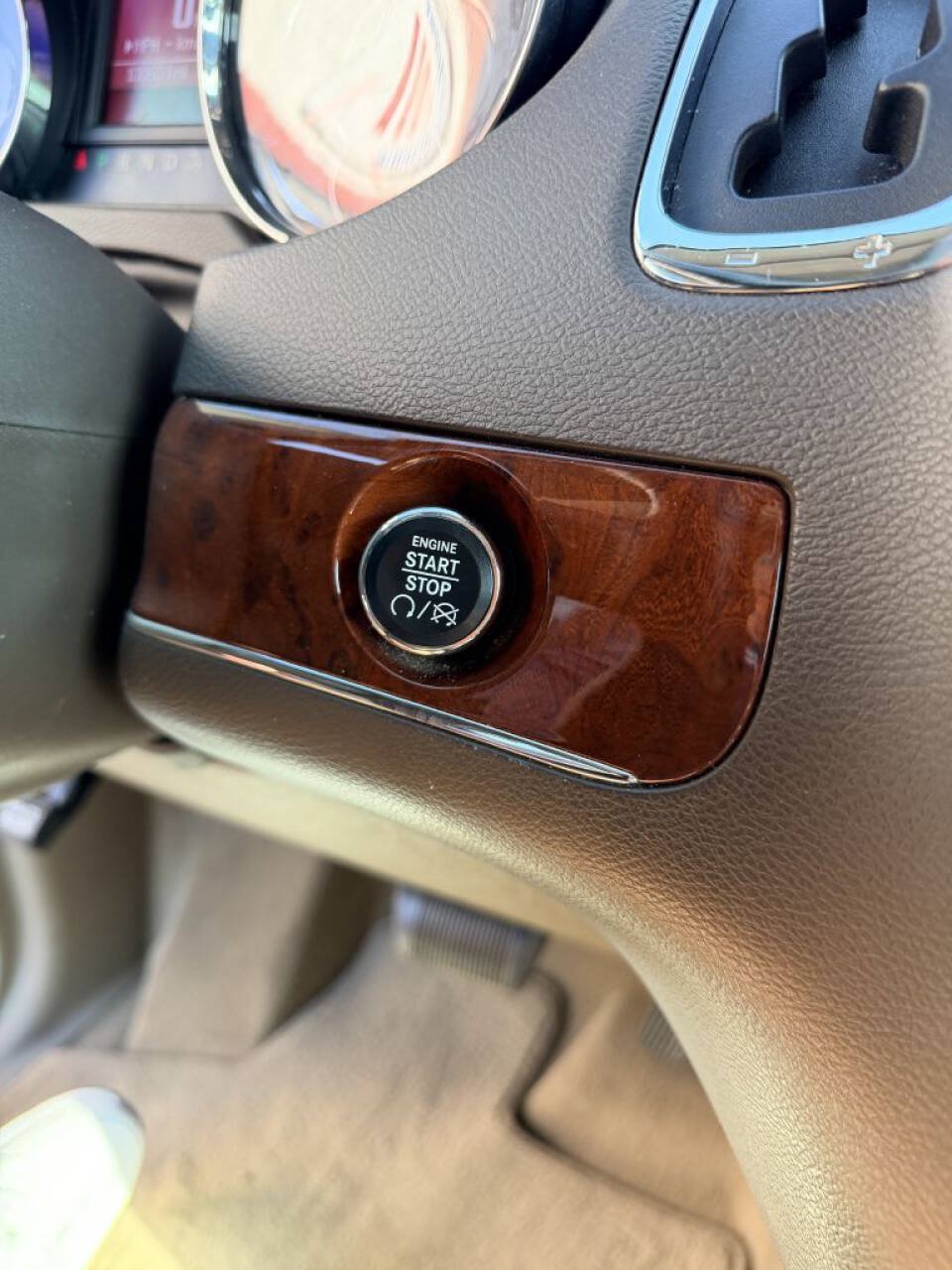 Used 2013 Chrysler Town & Country Touring-L w/ Driver Convenience Group FWD image 24