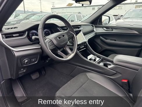 Used 2025 Jeep Grand Cherokee Altitude AWD/4WD image 9