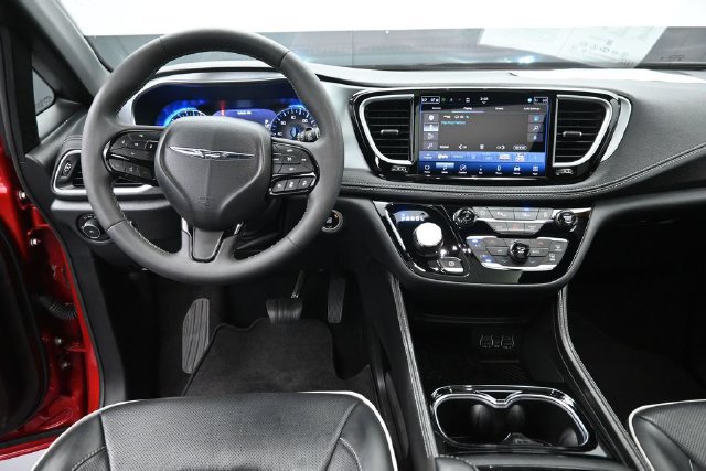 Used 2025 Chrysler Pacifica Limited FWD image 11