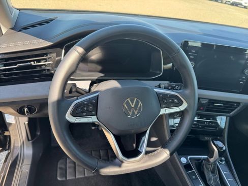 Used 2025 Volkswagen Jetta SE image 27