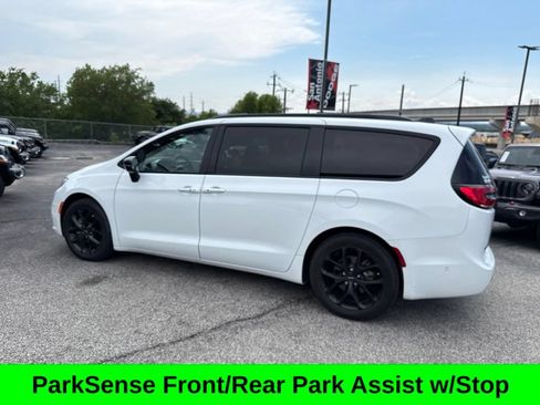 Used 2023 Chrysler Pacifica Limited w/ S Appearance Package FWD image 18