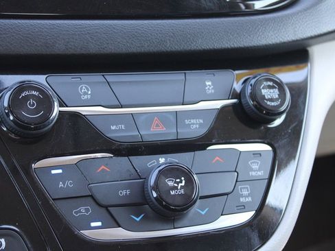 Used 2020 Chrysler Voyager Lxi image 41