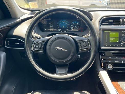 Used 2017 Jaguar F-PACE Prestige image 6