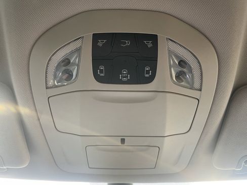 Used 2022 Chrysler Voyager LX image 31