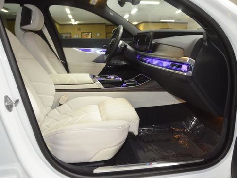 Used 2024 BMW 760i xDrive w/ Premium Package 2 AWD/4WD image 25