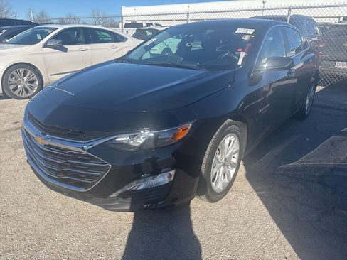 Used 2025 Chevrolet Malibu LT image 2