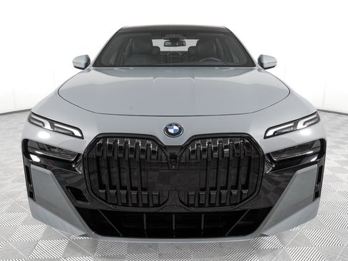 Used 2023 BMW i7 xDrive60 AWD/4WD image 2