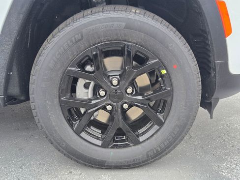 New 2025 Jeep Grand Cherokee Altitude image 10