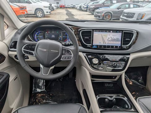 Used 2023 Chrysler Pacifica Limited w/ Uconnect Theater Family Group FWD image 20