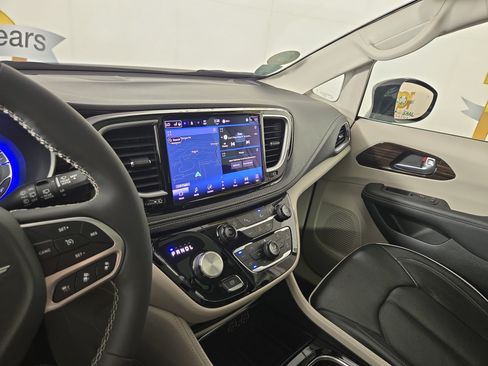 Used 2024 Chrysler Pacifica Limited FWD image 26