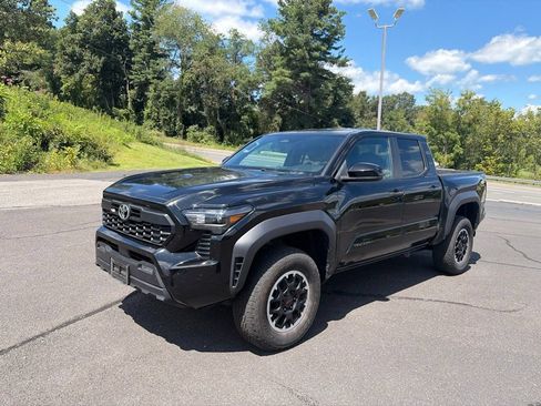Used 2024 Toyota Tacoma TRD Off-Road AWD/4WD image 4