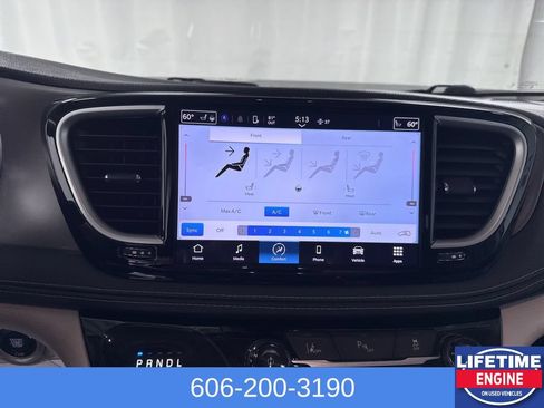 Used 2023 Chrysler Pacifica Touring-L FWD image 17