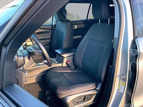 Used 2021 Ford Explorer XLT image 25