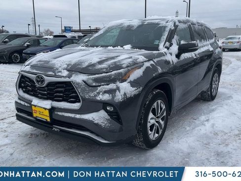 Used 2023 Toyota Highlander XLE image 1